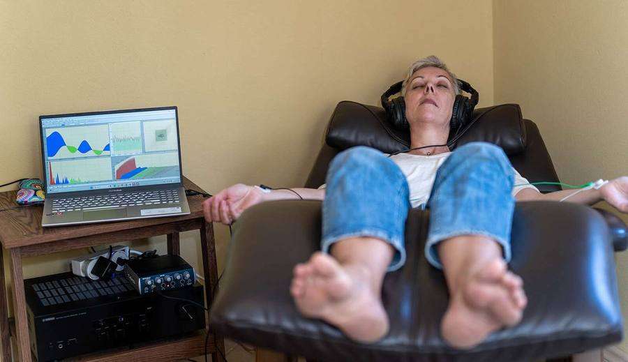 Klangstuhl mit Laptop, auf dem die Messkurve zu sehen ist
